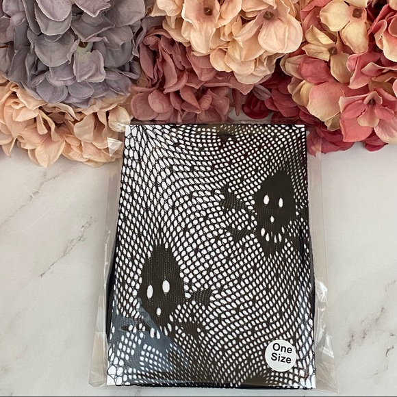 Sexy Skull & Crossbone Fishnet Pantyhose Stockings - Picture 12 of 16